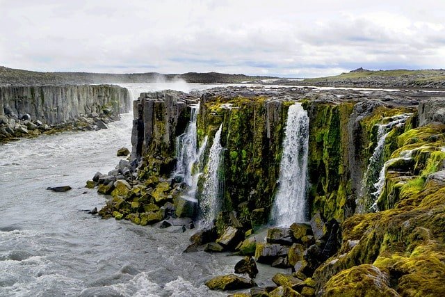 Experience the Natural Wonders of Iceland. Your journey to experience Iceland’s natural beauty starts with amazing landscapes. You will see geothermal lakes, powerful waterfalls, and untouched fjords. These wonders will truly amaze you.