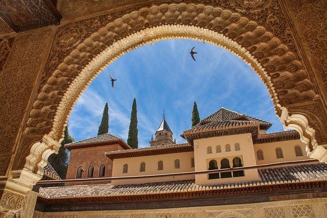 Discovering the Albaicín Neighborhood. In Granada, the Albaicín is very special. It's a UNESCO World Heritage Site since 1984 for its beauty and history. This area sits on a hill and is full of old, narrow streets. You'll see pretty white houses all around.