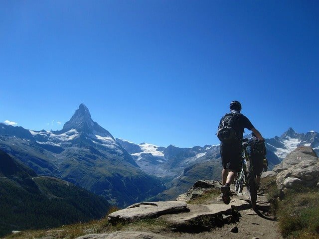 Iconic Swiss Landmarks and Natural Wonders. Discover the essence of Switzerland through its famed landmarks and untouched nature. Every site shares a part of Switzerland's rich tale. They welcome you to a realm of high places and stunning views.