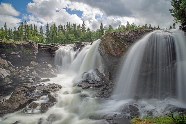 Why Sweden is a Must-Visit Destination. Stunning Natural Landscapes. When you travel to Sweden, you'll be amazed by its diverse landscapes. Picture vast forests that stretch endlessly, serene lakes reflecting the sky, and enchanting archipelagos dotted with islands. It's like walking into a fairytale.