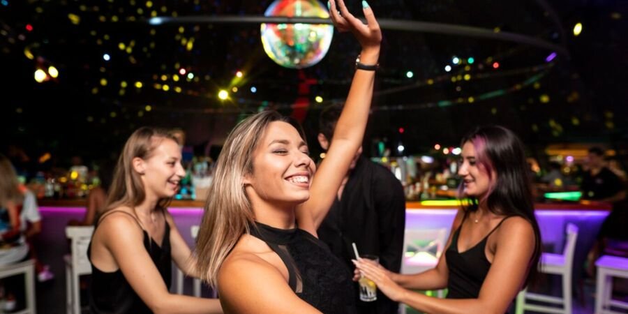 Engaging with Nightlife and Entertainment. Marbella, a jewel of the Costa del Sol, lights up when the sun goes down. Offering a mix of lavish nightclubs, intimate bars, and exciting live music venues, Marbella promises nights as glittery as its beaches.