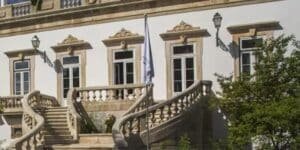Quinta das Lágrimas – Coimbra.
Set beside a legendary love story, Quinta das Lágrimas in Coimbra exudes an atmosphere of romance and elegance. Dating back centuries, the estate features lush bamboo groves, grand lawns, and a lake inspired by Portuguese poetry. Enjoy peaceful breakfasts with garden views and cozy evenings by the fireplace.