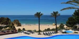 Pestana Alvor Praia – Algarve (near Albufeira)
Clifftop brilliance defines Pestana Alvor Praia, which overlooks the breathtaking sands of the Algarve near Albufeira. Floor-to-ceiling windows frame the sea, while stairs wind down to one of Portugal’s prettiest beaches. Expect a sparkling pool, vibrant gardens, and amenities designed for both relaxation and fun.