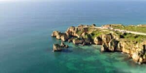 Cascade Wellness Resort – Lagos.
If your dream trip focuses on wellness with a family-friendly vibe, Cascade Wellness Resort in Lagos sets the standard. The Algarve coastline is just steps away, with cliffs, sandy beaches, and walking trails all at your fingertips.