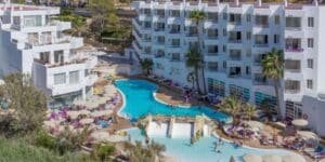 Located near the sparkling sea at Santa Ponsa, Fergus Style knows how to keep families happy. With roomy, modern suites, daily activities, and a dedicated splash area for kids, your days stay fresh and joyful. The all-inclusive package covers creative snack buffets, Mediterranean dinners, and poolside treats, so cravings are handled morning to night.