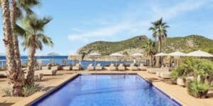 This five-star resort boasts spacious suites designed for families, swim-up rooms, and a splash pool that kids love. Parents will appreciate the adult-only areas, gourmet dining, and a full-service spa. The supervised kids’ club keeps little ones entertained, giving adults well-earned dow
