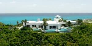 For those interested in cutting-edge, sustainable luxury, Over Yonder Cay is a must-visit. This secluded getaway in the Bahamas runs entirely on renewable energy, offering an eco-luxury experience like no other. It’s ideal for smaller groups, accommodating up to 28 guests across its elegantly appointed villas featuring infinity pools, private beaches, and panoramic ocean views.